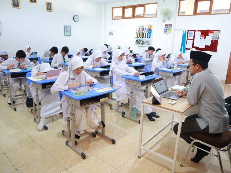 Potret kegiatan belajar mengajar di sekolah swasta, Sumber: smpialazhar21.sch.id