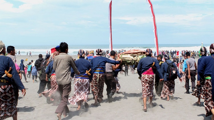 Upacara Labuhan Kesultanan, Sumber: geoparkjogja.jogjaprov.go.id