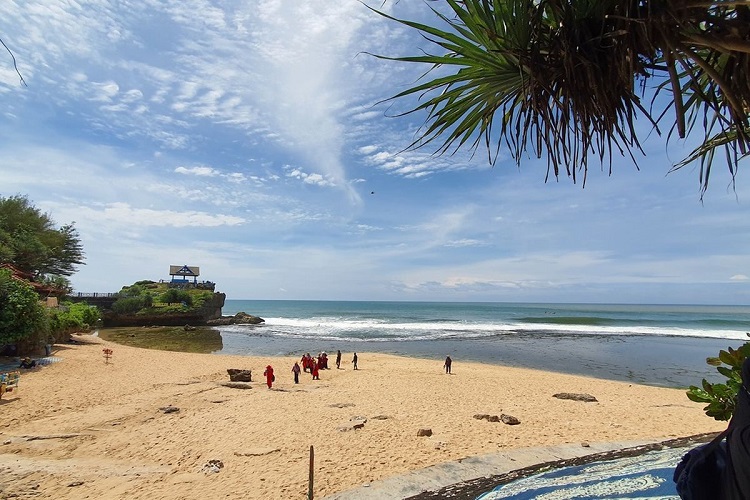 Pantai Kukup, Sumber: travel.kompas.com