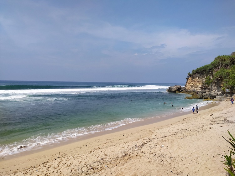 Pantai Sepanjang, Sumber: pergiyuk.com