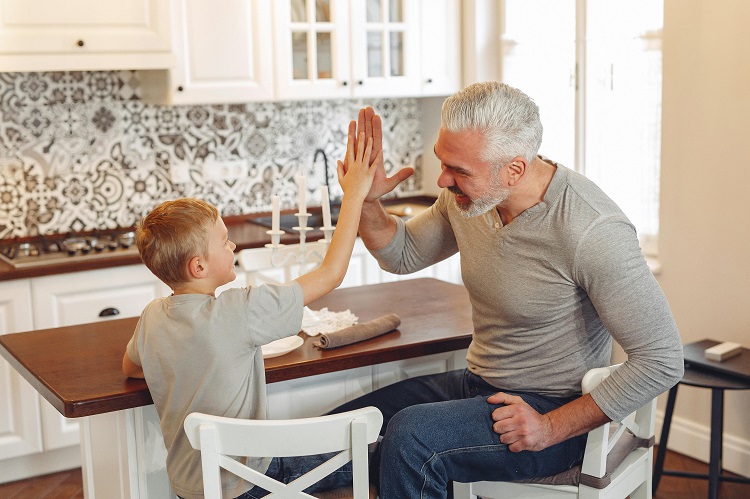 Pentingnya kedekatan anak dan ayahnya, Sumber: pexels.com