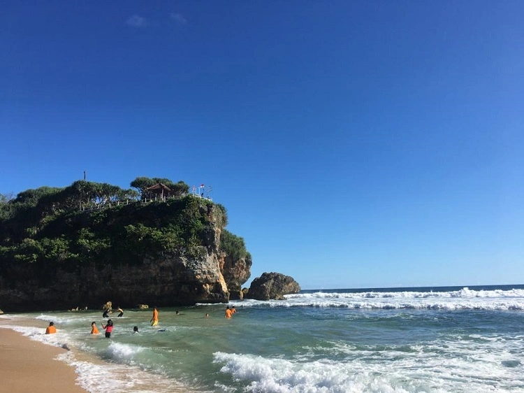 Pantai indah yang menyimpan banyak cerita, Sumber: travel.okezone.com