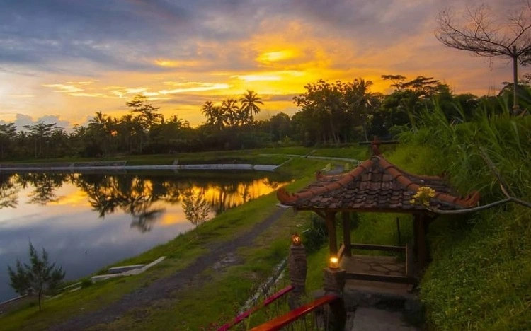 Pemandangan di sekitar embung yang tidak kalah menarik, Sumber: wisata.harianjogja.com