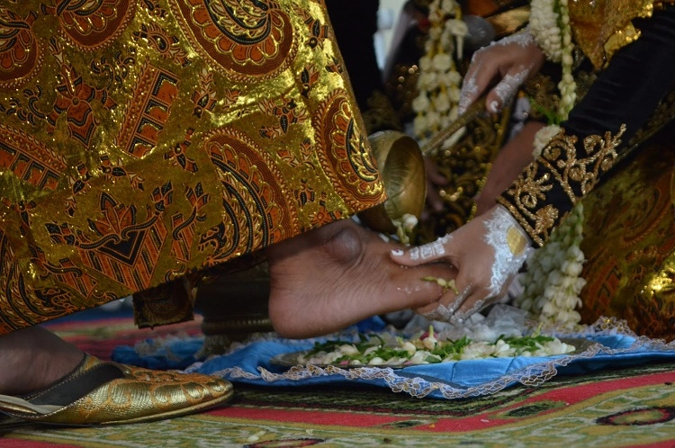 Salah satu prosesi dalam panggih pinanganten, Sumber: lasmicika.com