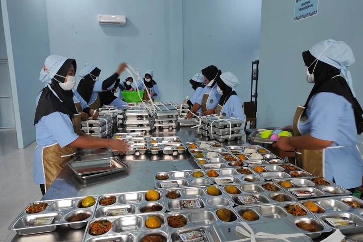 Aktivitas di dapur MBG, Sumber: megapolitan.kompas.com
