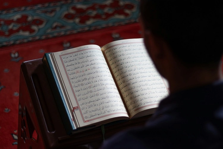 Ilustrasi seseorang membaca Al-Quran, Sumber: pexels.com