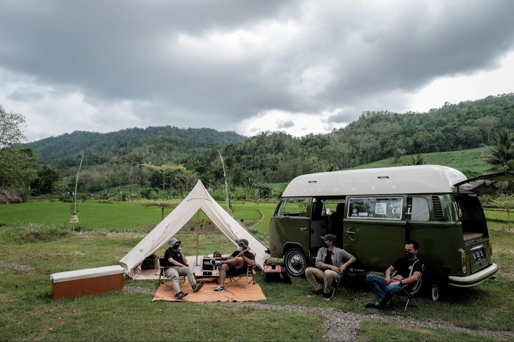 Camping dengan pemandangan asri di Tinalah, Sumber: netralnews.com