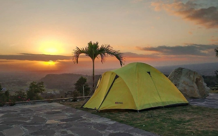 Camping dengan view yang indah, Sumber: tebingbreksi.com