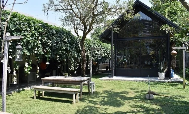 Epic Coffee & Epilog Furniture, Sumber: nadiasigit.com