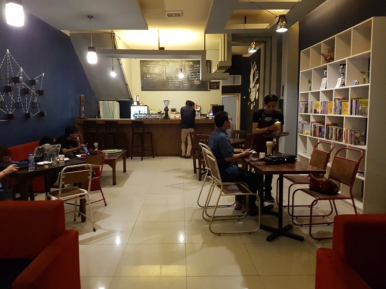 LUK Coffee & Book, Sumber: pisangbenjol.wordpress.com