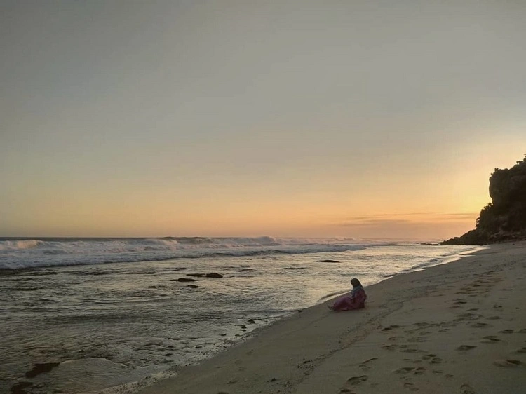 Pantai dengan hamparan pasir putih, Sumber: rentalmobiljogja.id
