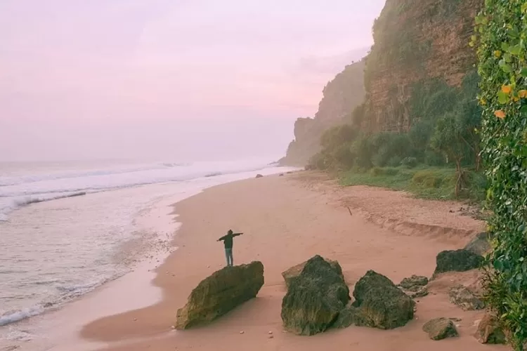 Pantai indah yang diapit tebing, Sumber: pojokbaca.id