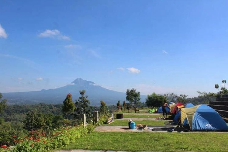 Watu Tapak Camp Hill, Sumber: travel.kompas.com