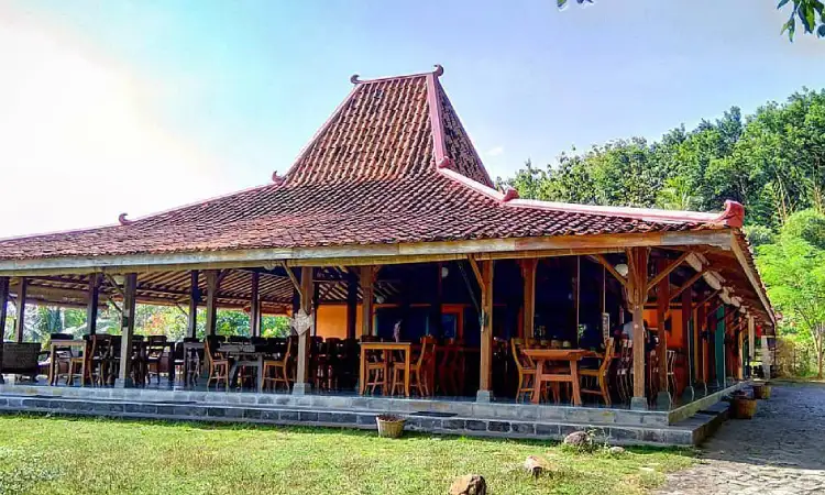 Alamat dan waktu operasional, Sumber: tripadvisor.com