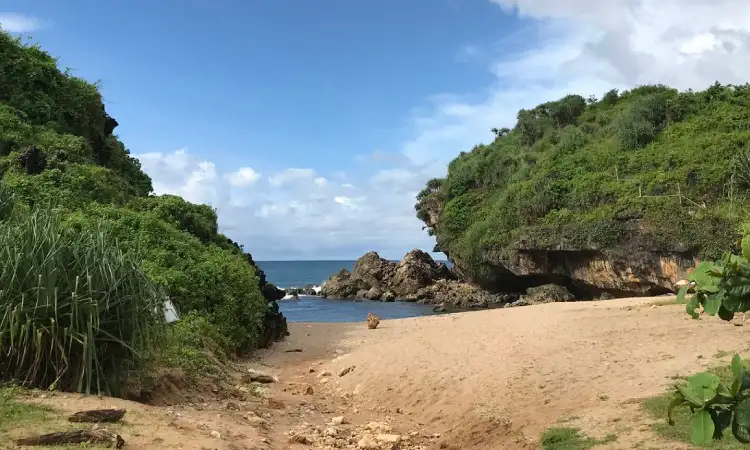 Pantai Torohudan Gunungkidul, Sumber: travelspromo.com