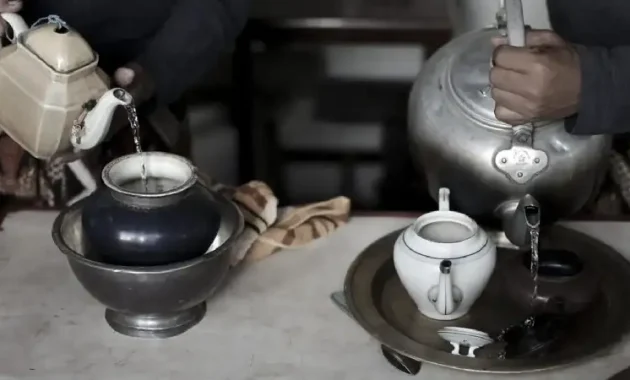 Tradisi minum teh bersama keluarga, Sumber: kompas.id