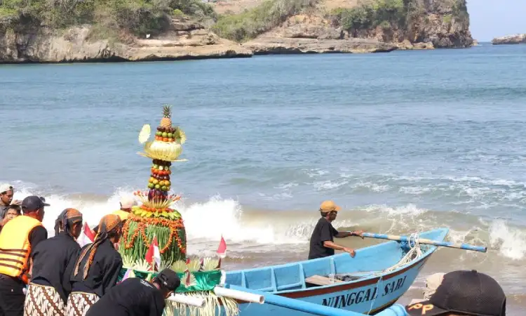 Larung Sesaji, Sumber: detik.com