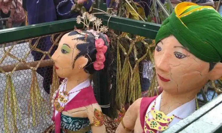 Makna sepasang boneka, Sumber: detik.com