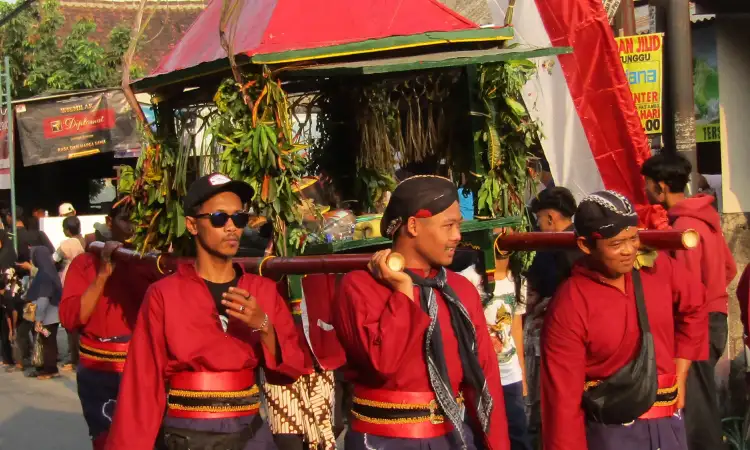 Proses pelaksanaan Saparan Bekakak, Sumber: wikipedia.com