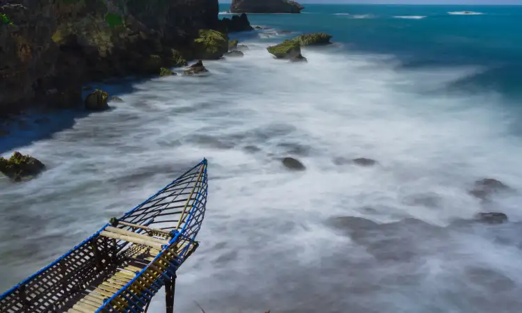 Daya tarik Pantai Jogan, Sumber: wikipedia.com