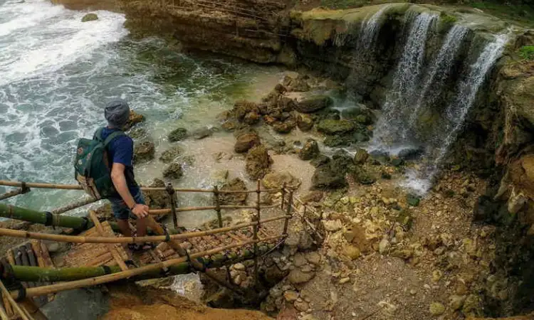 Fasilitas di Pantai Jogan, Sumber: dejogjaadventure.com