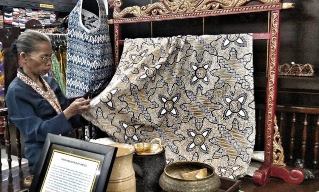Rekomendasi Toko Oleh-oleh Batik Jogja dan Souvenirnya