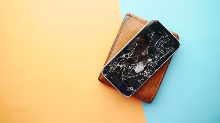 Kerusakan yang Sebenarnya Tidak Perlu Servis HP
